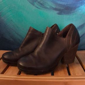 Dansko 38 Zipper Heeled Clog